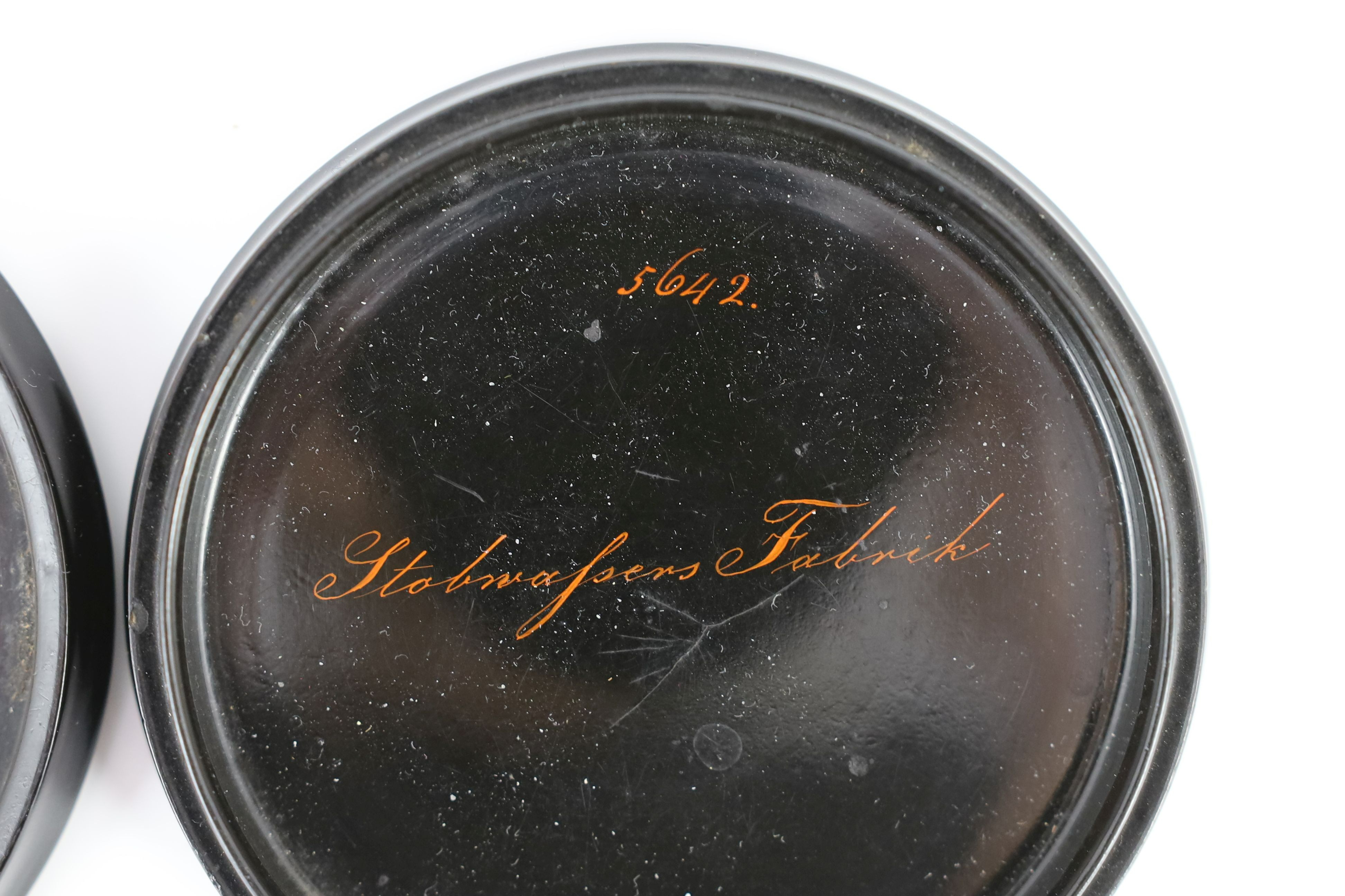 A Stobwasser papier mache snuff box, 9.5cm